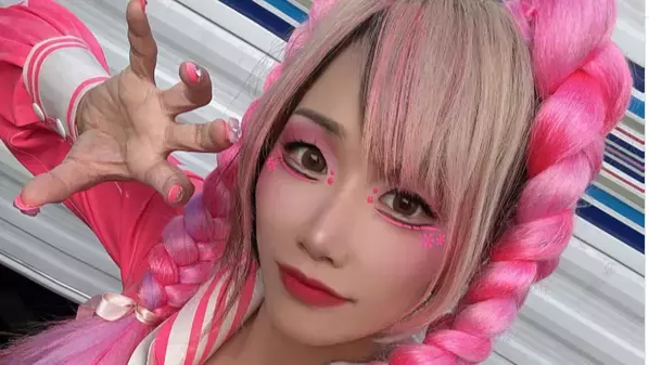 「原宿発・世界へ」ウナギ・サヤカ、Anime Expoでの“SUKEDAN”スタイルが話題沸騰！ピンクの魅力が炸裂中