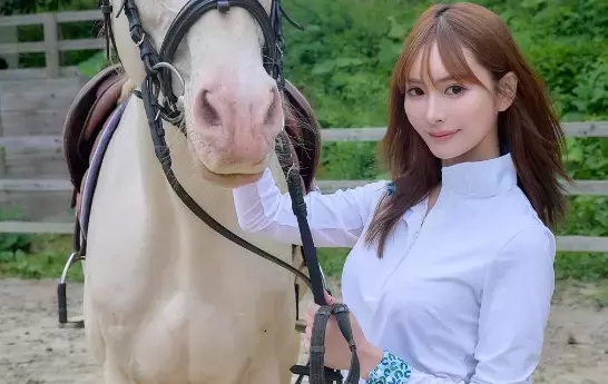 「最高に美女」美しすぎと評判の乗馬美女子、”白馬のお姫様ショット”の公開にファンガチ惚れ状態！「ますます美しい」