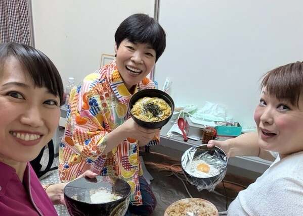 お笑いタレント・谷川友梨、お昼に御馳走を持ったスリーショットを公開！