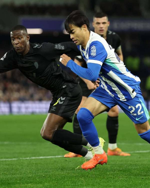 三笘薫がホーム戦復帰！ファンはスタンディングオベレーションで迎える。