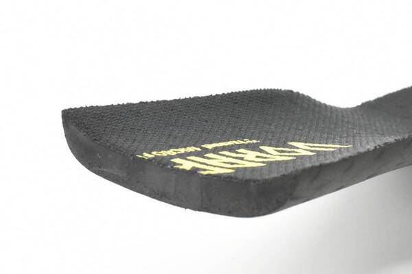 ヒュンメル、女性プレーヤーの足型に合わせた新スパイク「VORART3 PRO MICROFIT」を3月6日に発売