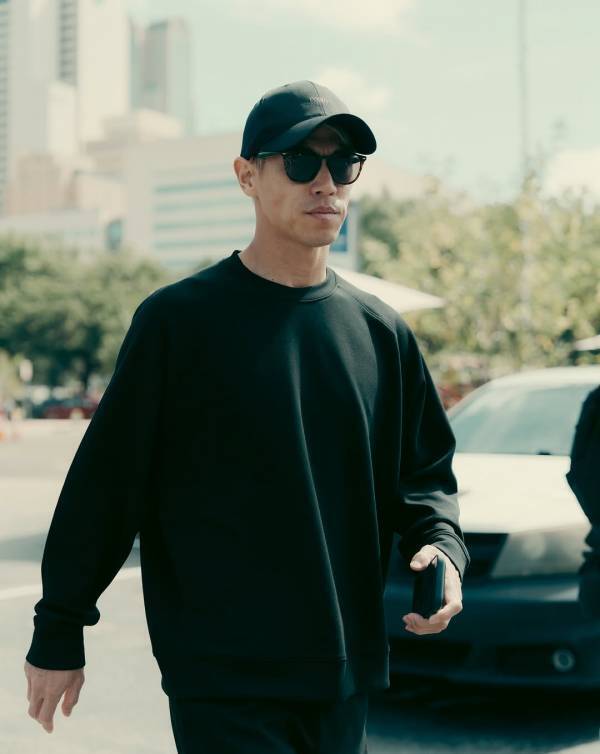 本田圭佑、明朝にNHKでW杯解説へ。現地から発売前のmgh全身コーデを公開！